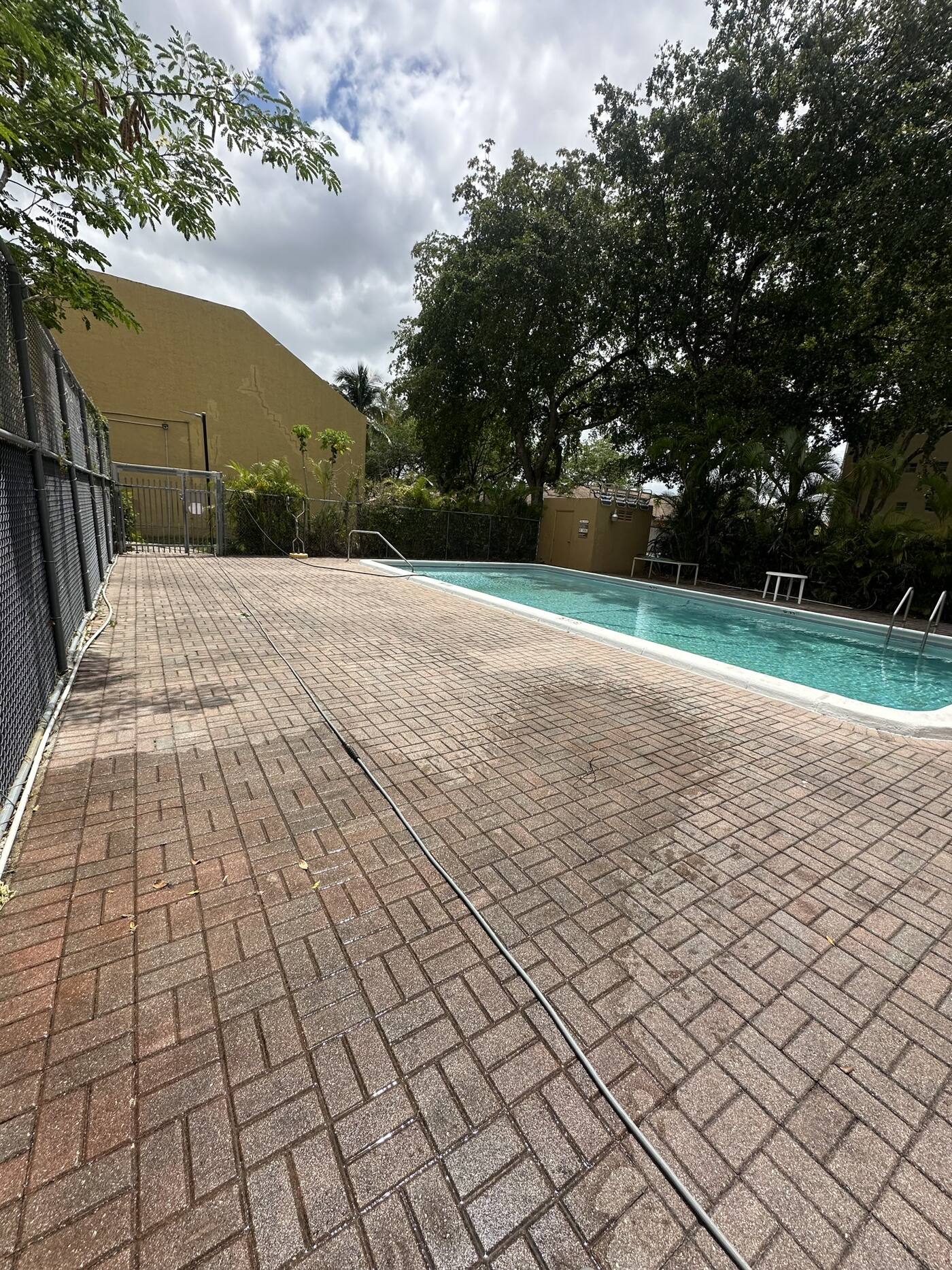 Before commercial and HOA pressure washing in South Florida