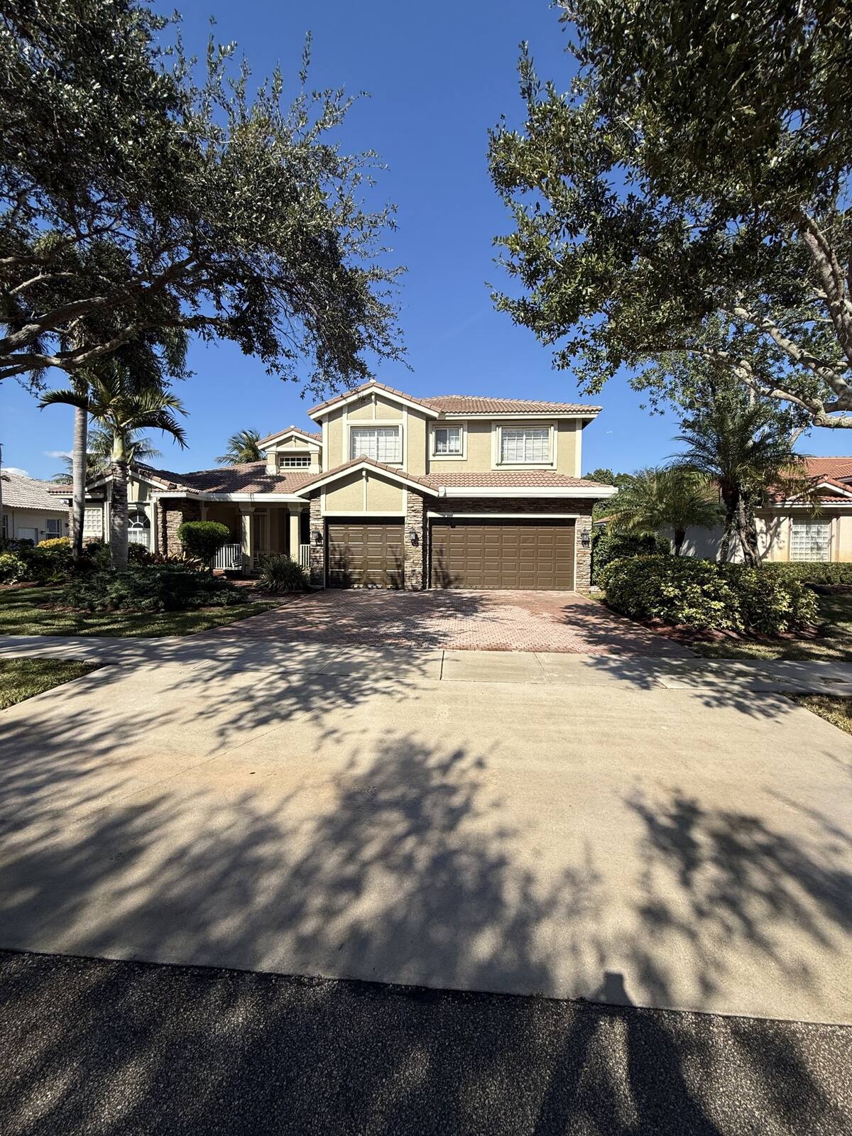 Clean home exterior and driveway in Cooper City, FL